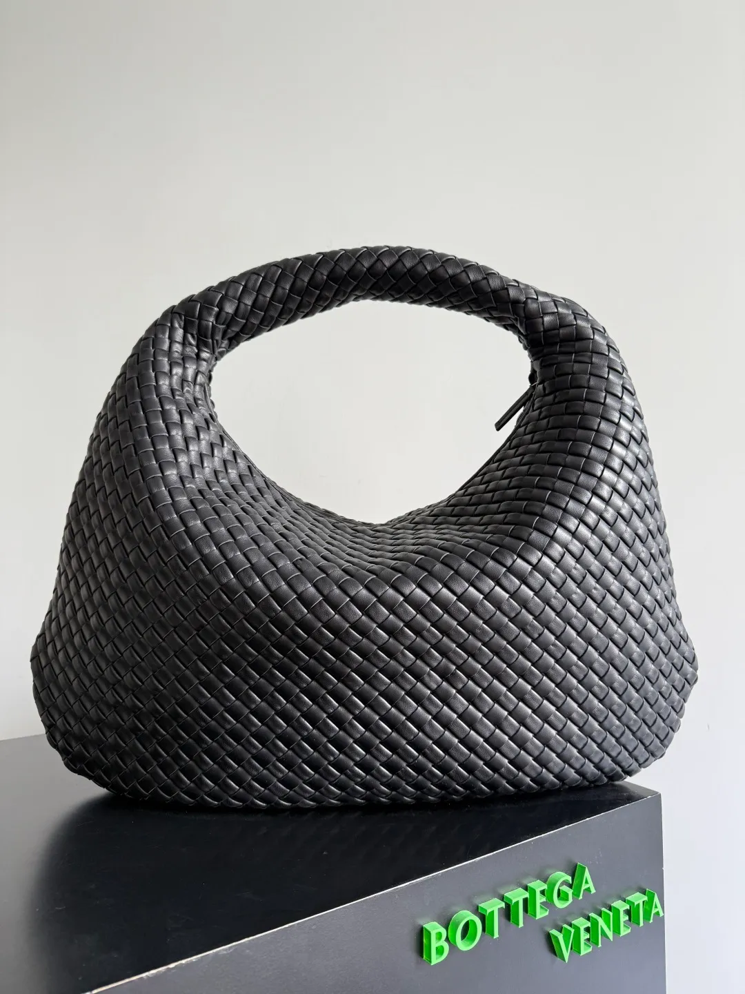 Batch 3260 Bottega Veneta Large Veneta Shoulder Bag Classic Reappearance The classic that has not been seen for many years has returned. Simple and round, soft and tough, it is reinterpreted from the perspective of modern aesthetics. The relaxed expression of the Hobo bag and the casual silhouette can be easily carried whether it is paired with commuting wear or casual style, and it shows an effortless sense of fashion~ Style number: 856739 Size: 59*39*6cm